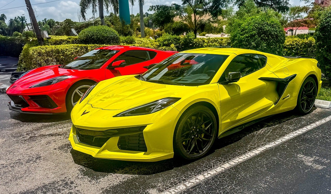 Bratr má sportovní auto.