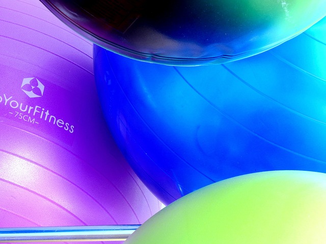 barevné cvičební míče